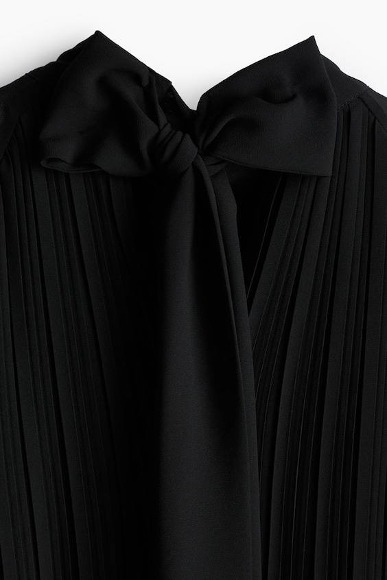 HM Plissiertes Kleid mit Bindekragen Günstig kaufen