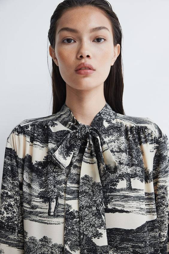 HM Kleid mit Bindekragen im Angebot