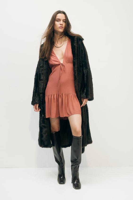 HM Kleid mit V-Ausschnitt 50% Rabatt mit kostenlosem Versand