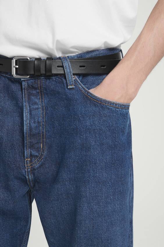HM JEANS MIT SCHMAL ZULAUFENDEM BEIN Lagerräumung