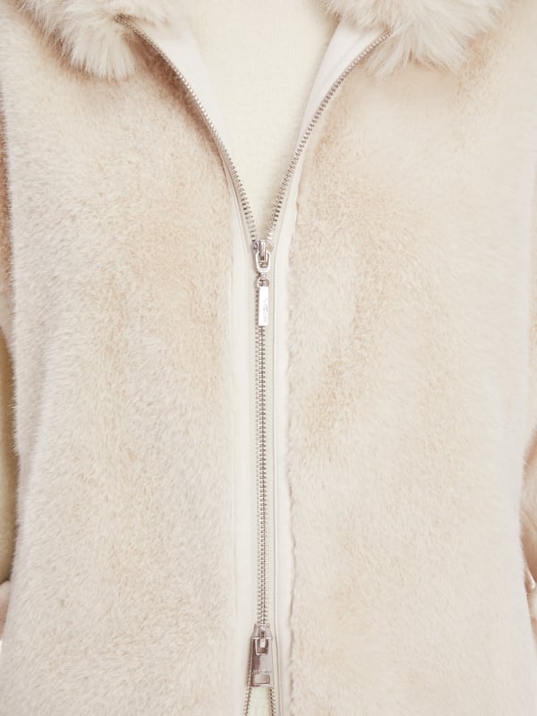 Marc Cain Oversized Kapuzenweste aus Fun Fur im Angebot