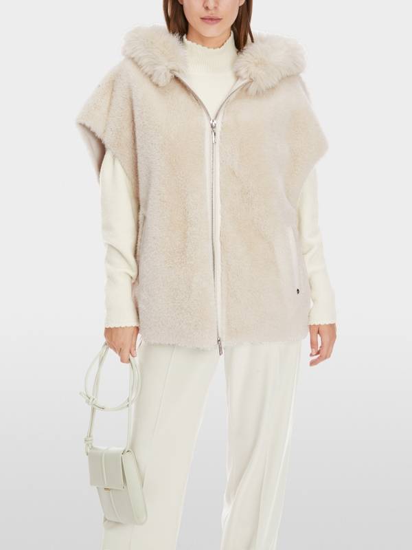 Marc Cain Oversized Kapuzenweste aus Fun Fur im Angebot