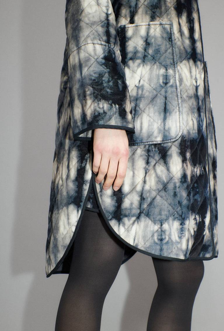 Odeeh Quilted Tie-Dye Mantel, Ink Sonderangebote