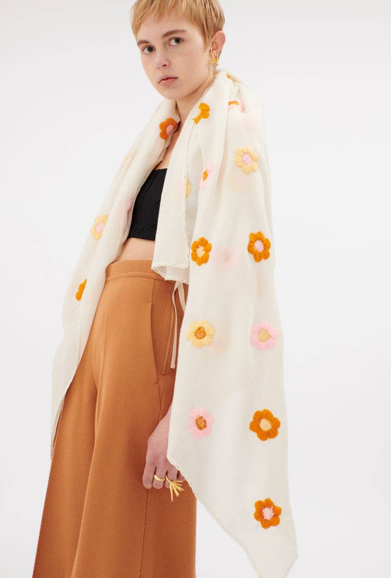 Odeeh Hand Embroidered Daisies Schal, Candy Outlet