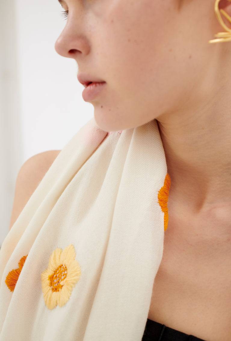 Odeeh Hand Embroidered Daisies Schal, Candy Outlet