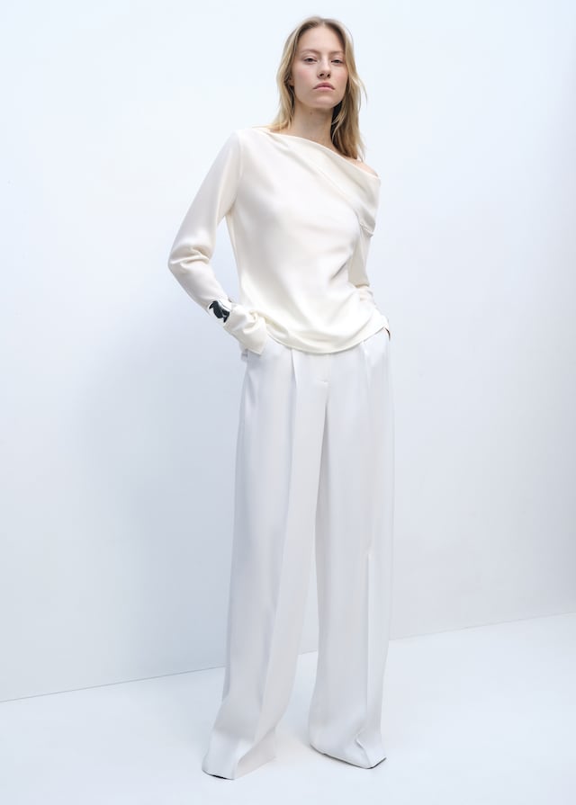 Mango Satinierte Bluse mit drapiertem Kragen Begrenzt auf 3 Tage