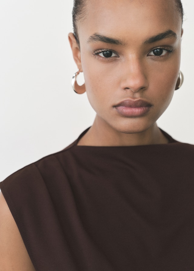 Mango T-Shirt mit asymmetrischem Ausschnitt und Raffdetails Saisonschlussverkauf