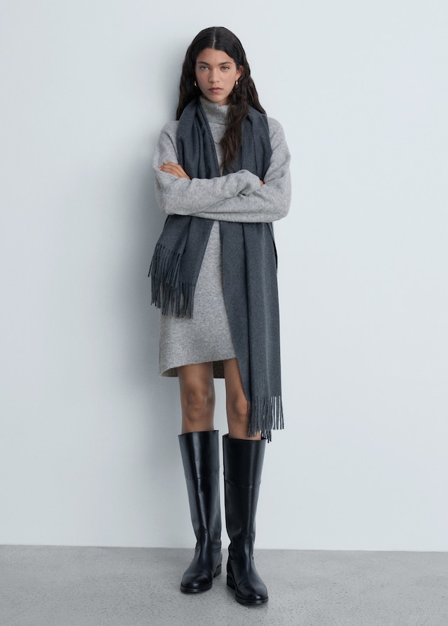 Mango Kurzes Strickkleid mit weitem Rollkragen Letzter Tag
