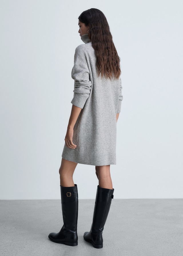 Mango Kurzes Strickkleid mit weitem Rollkragen Letzter Tag