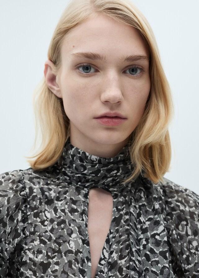 Mango Bluse in Leo-Optik mit Schleifenkragen Verkauf