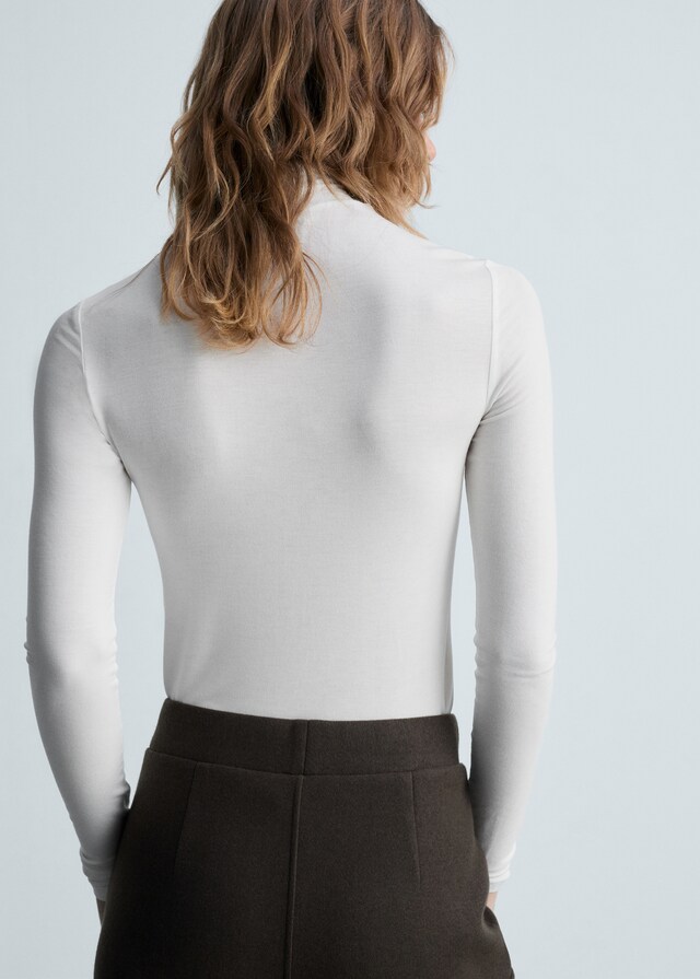 Mango Tailliertes T-Shirt mit hohem Kragen Preisnachlass