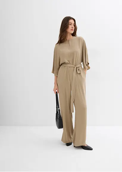 bonprix Eleganter Jumpsuit mit einem voluminösen weiten Bein einem Schlüssellochausschnitt und fließenden Cape-Ärmeln. Der farblich passende Gürtel verleiht der lockeren Silhouette mehr Definition Blitzangebot