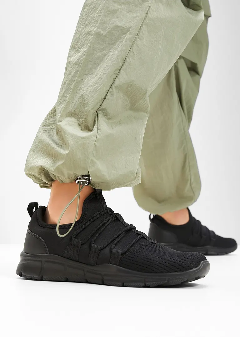 bonprix Sportlicher Sneaker mit einer aufgesetzten Schnürung - schwarz Weihnachtsangebot